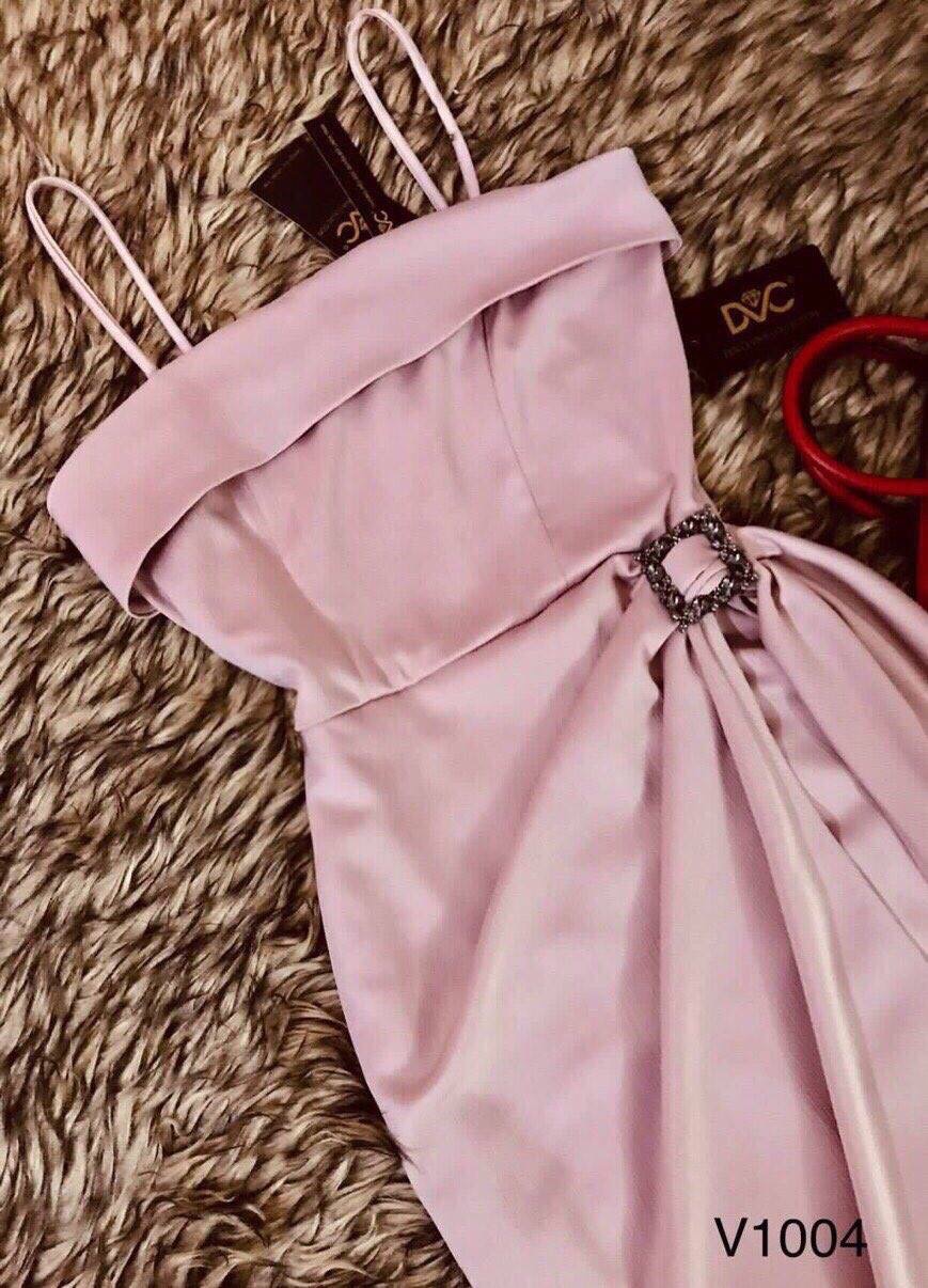 Đầm hồng body 2 dây xoắn eo kèm phụ kiện