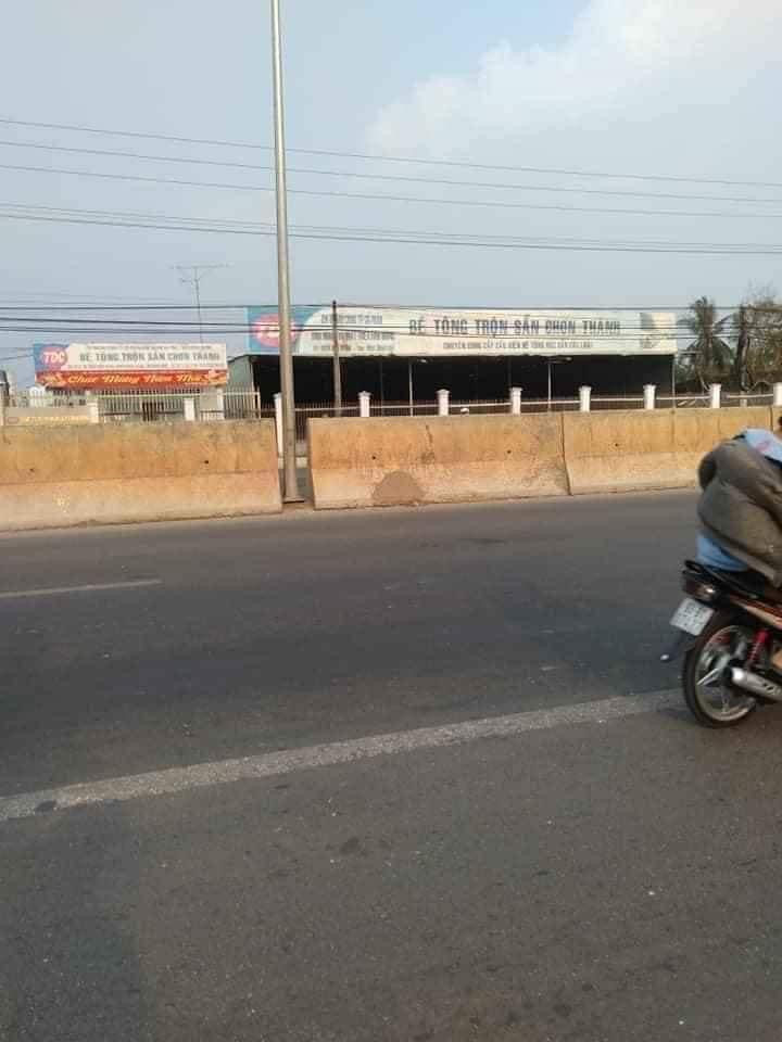 Bán lô đất mt ql13 kế nhà yến Thiên Thanh dt 5x63x100tc giá 2tỉ100tr
