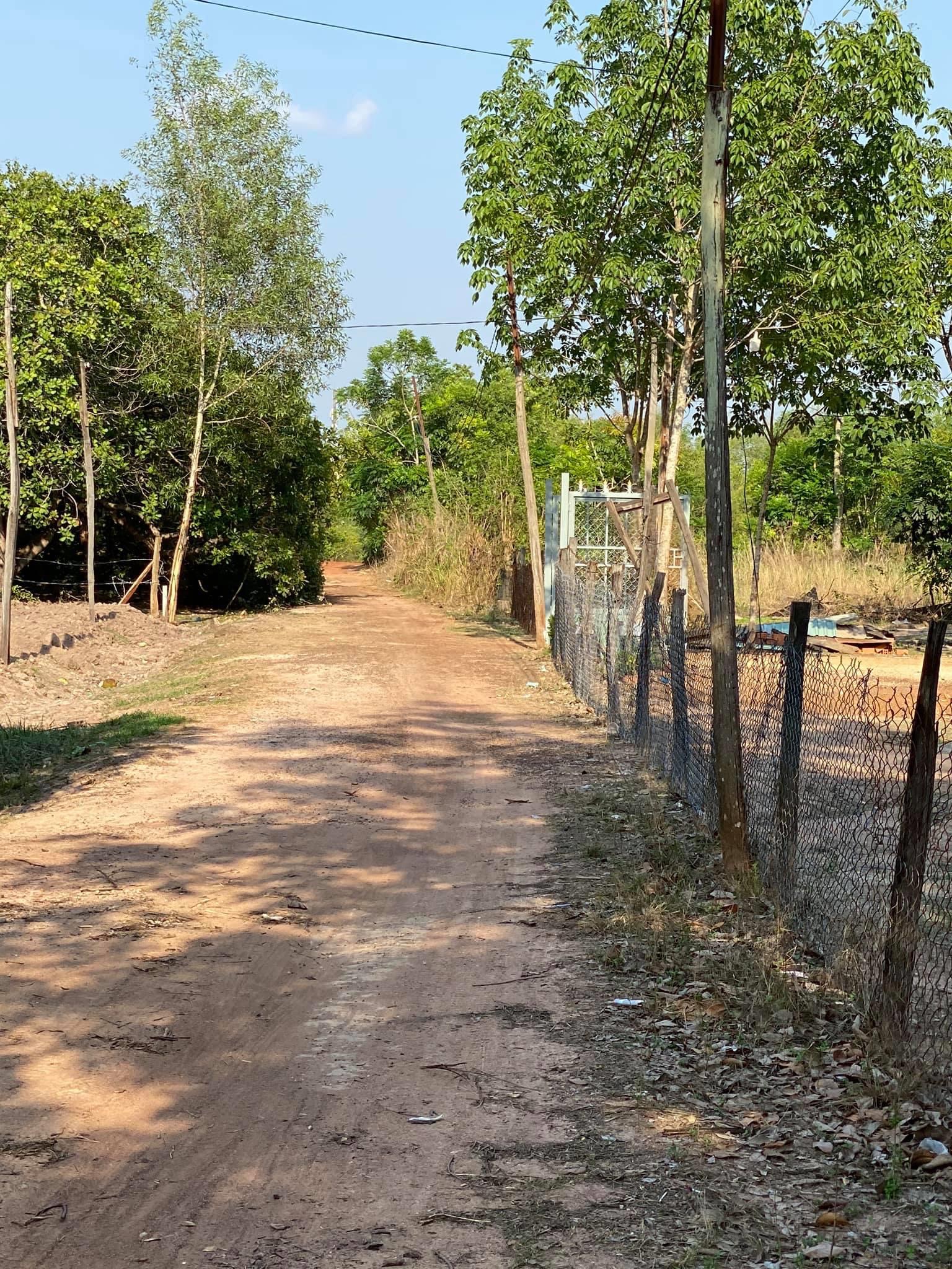 Cách QL 13 khoảng 200m. Gần ủy ban Lộc Hưng. Lô đất vuông vứt bằng phẳng bao đẹp. Đường rộng, tớ, đông dân cư.  30×54+100tc