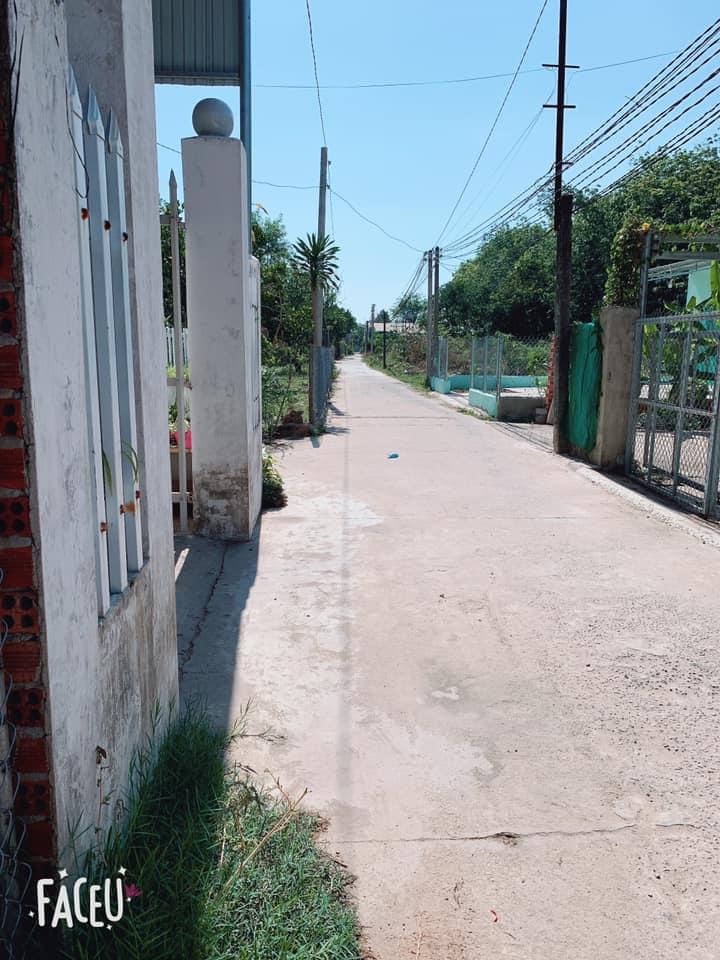 Bán đất Minh Hưng ( Cách đường số 8 vinamit chơn thành 100m cách chợ 400m) giá 650tr dt  5×18