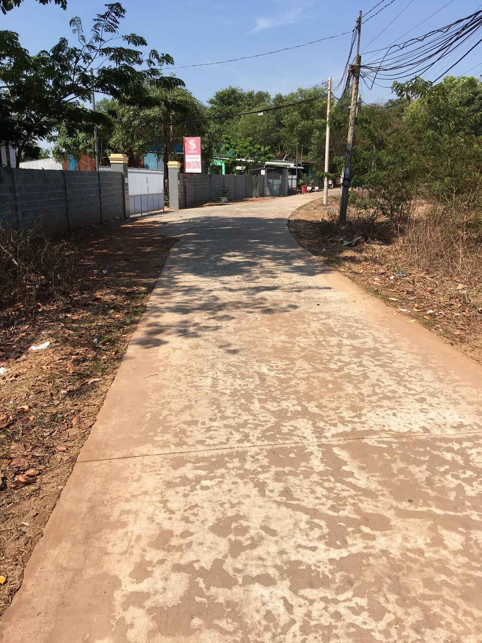 Bán đất tặng nhà c4 cách ql13 vài trăm mét dt 7.5x15x100tc
