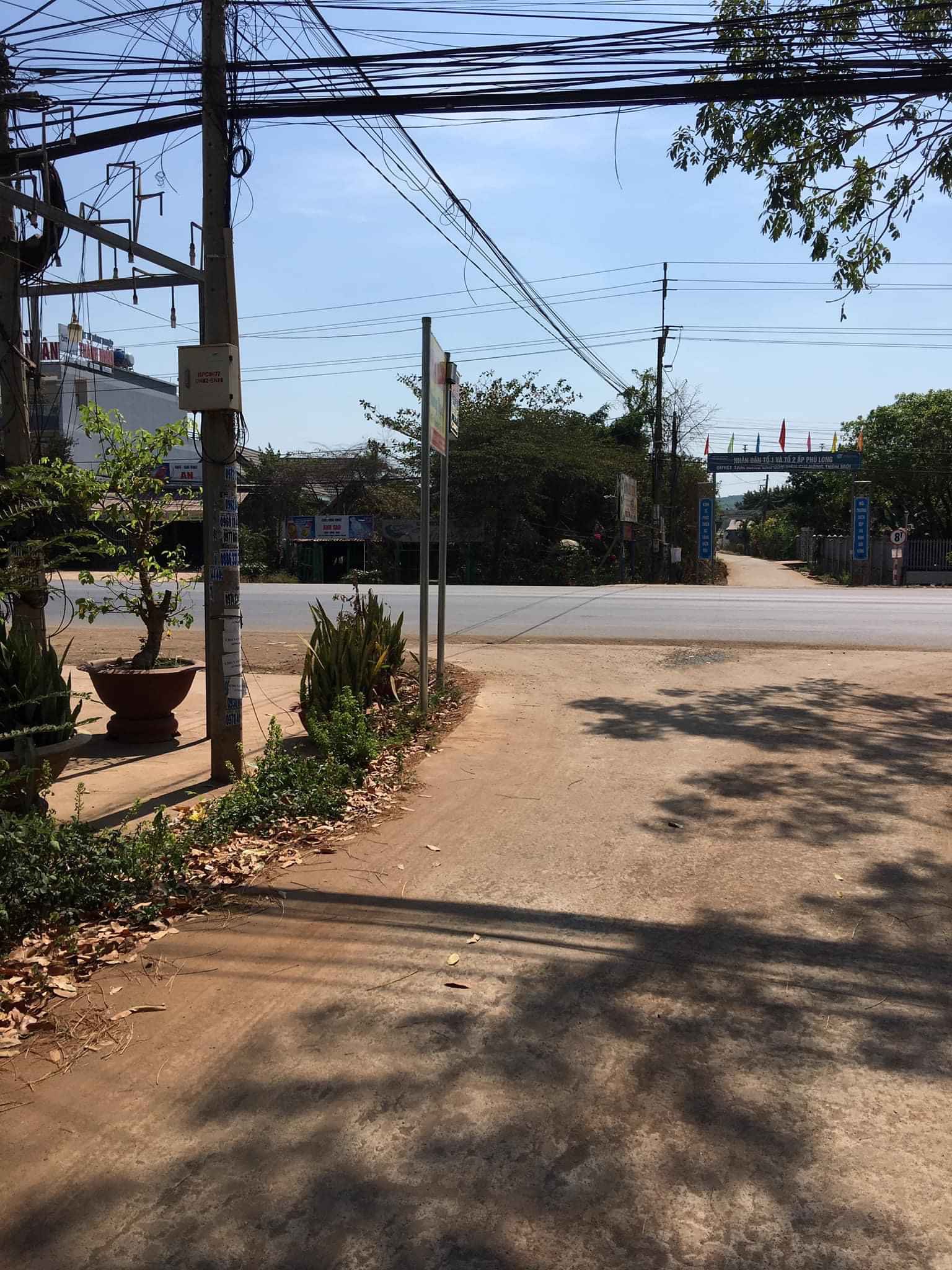 Bán đất tặng nhà c4 cách ql13 vài trăm mét dt 7.5x15x100tc
