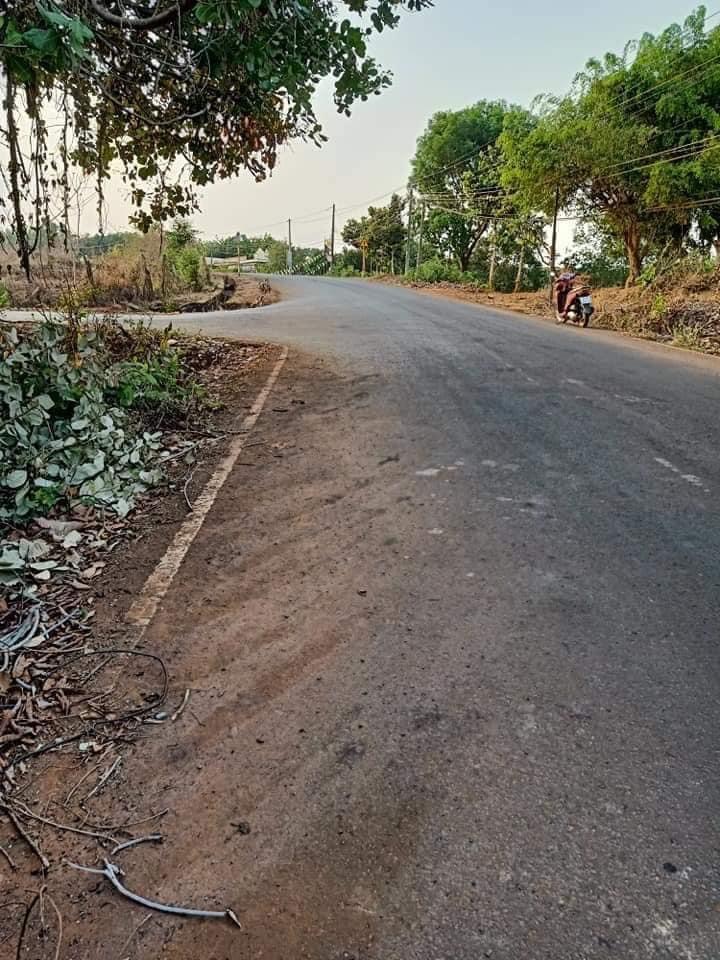 Mặt nhựa liên xã Lộc Ninh cách ql13 600m