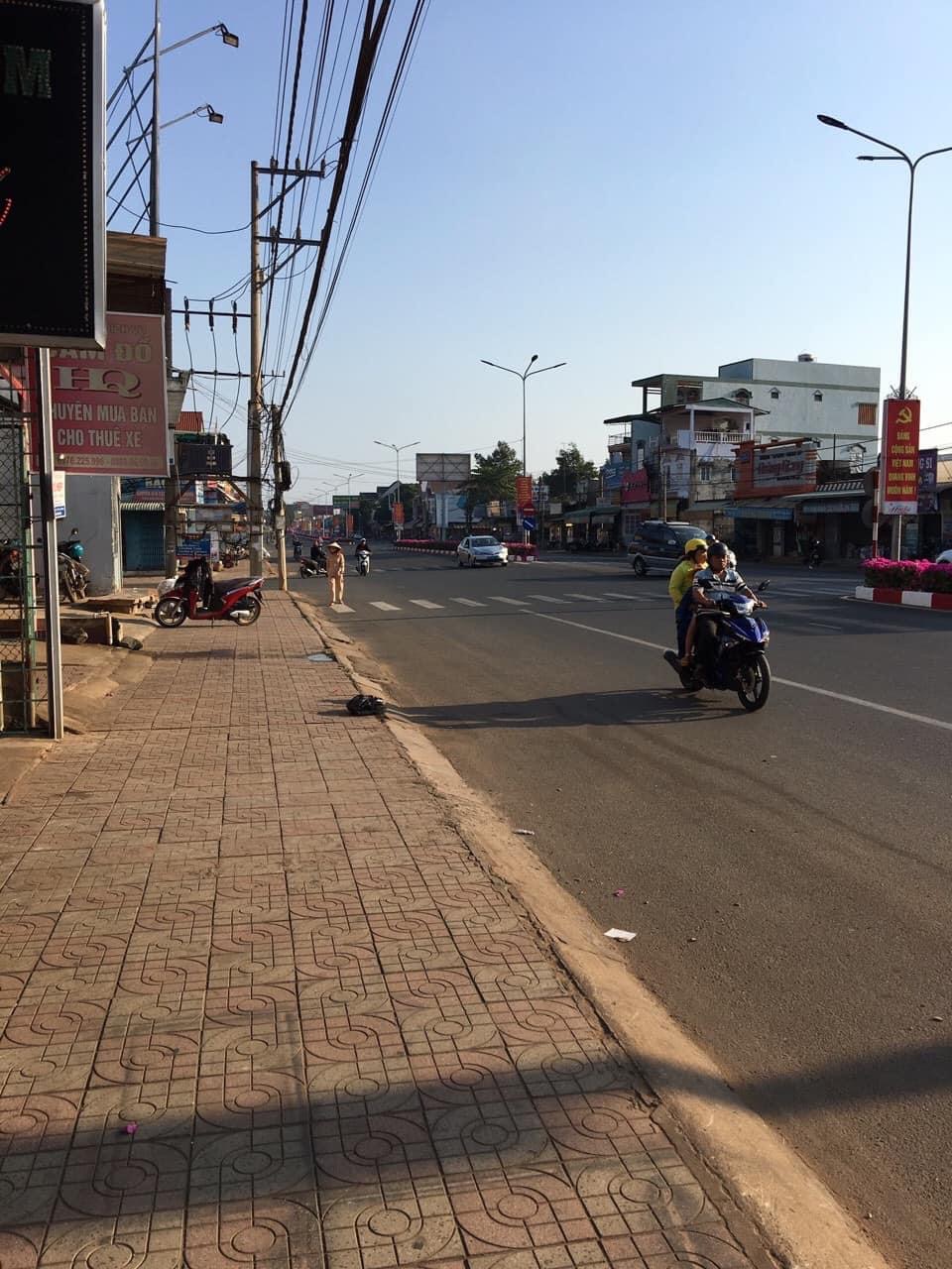 Bán 1 lô đất nằm sau ngân hàng Sacombank sát chợ và trường học góc 2mt bao đẹp dt 12x20xfull thổ cư