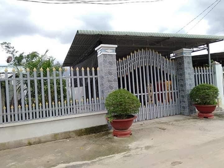 bán căn nhà mới Ấp 1 Minh Hưng đường xác trường học cấp 2,3 đang xây,nhà rộng thoáng mát nội thất sang trọng,cổng rào kiên cố đầy đủ vô là ở. Dtích  10x48m thổ cư 100m (gần 500m2)