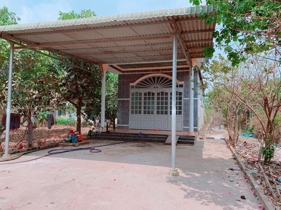 Bán căn nhà vành đai đường nhựa ấp 2 xung quanh là các cty lớn đang hoạt động  dt 10x41x100tc