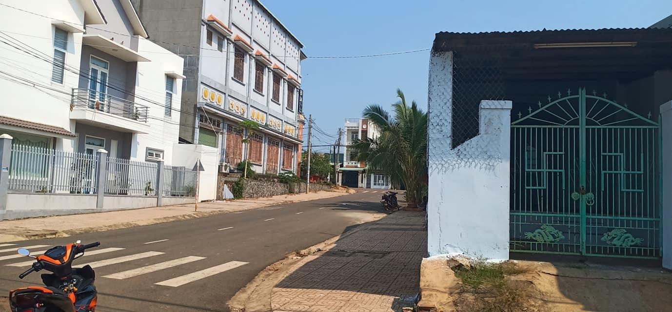 Bán gấp căn nhà ngay ngã tư nhựa