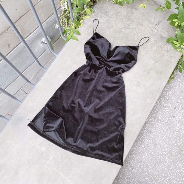 Đầm đen 2s cổ đổ hở lưng xẻ đùi 185k