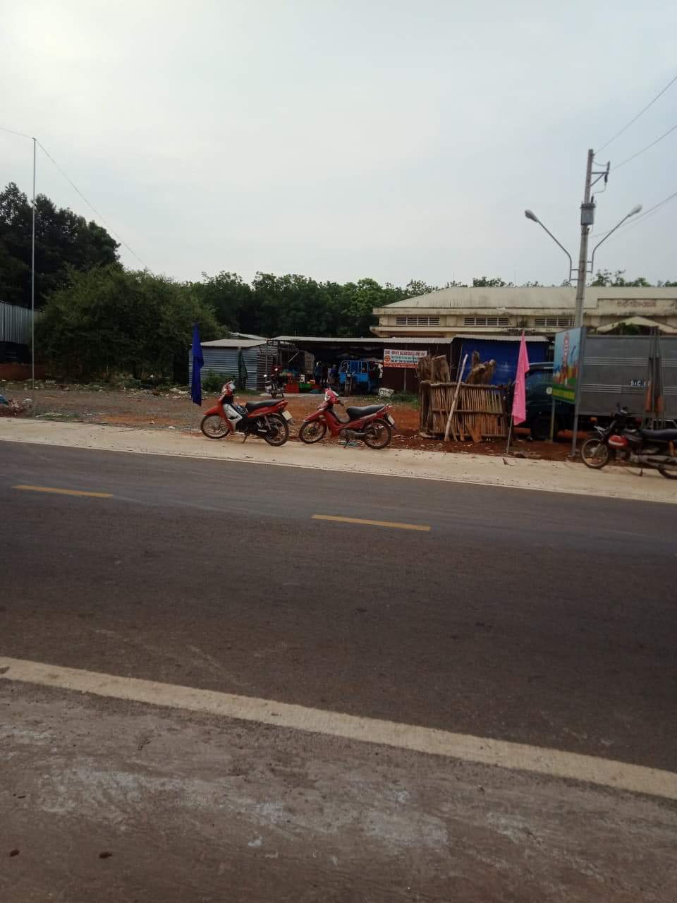 Đất ở trong chợ Tân quan, dân cư đông đúc, thích hợp buôn bán hàng rau, quán ăn sáng, mở spa, xây nhà ở, xây trọ…..vv