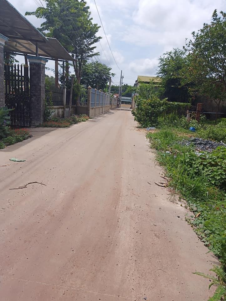 Bán dat cách QL13, 700m mat tien duong bê tông ap7 tân khai 10 x 40 có 50tc giá 870tr