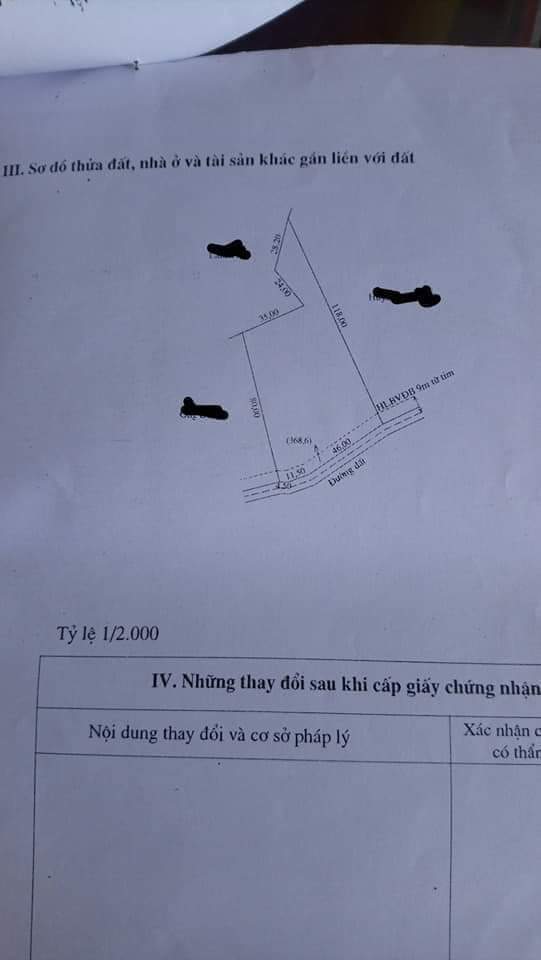 Đất gần ngã 3 trung tâm, đông người ở, đường chuẩn bị lên nhựa. Trên đất trồng sầu riêng, bởi da xanh, có nhà cửa, điện nước tưới đầy đủ.