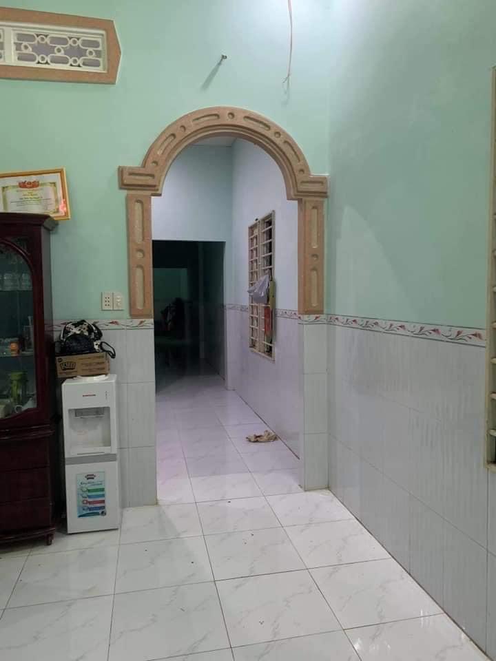 Bán nhà phước long  5x31m (100m TC). 1pk, 2pn, bếp… Cổng rào kiên cố, sân rộng rãi để ô tô. Mặt tiền đường nhựa lộ giới 18m gần trường học .Giá 1 tỉ 350