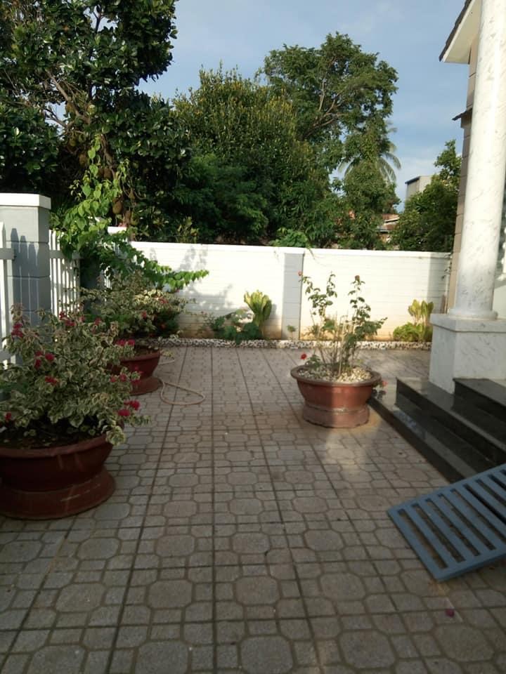 Nhà 2mt phường long thuỷ DT:12x23m (full TC). Gồm: 1pk, 3pn, phòng ăn, 3 nhà vs…, khuôn viên rộng rãi để ô tô. (Để lại toàn bộ nội thất). Giá: 3,3 tỷ.