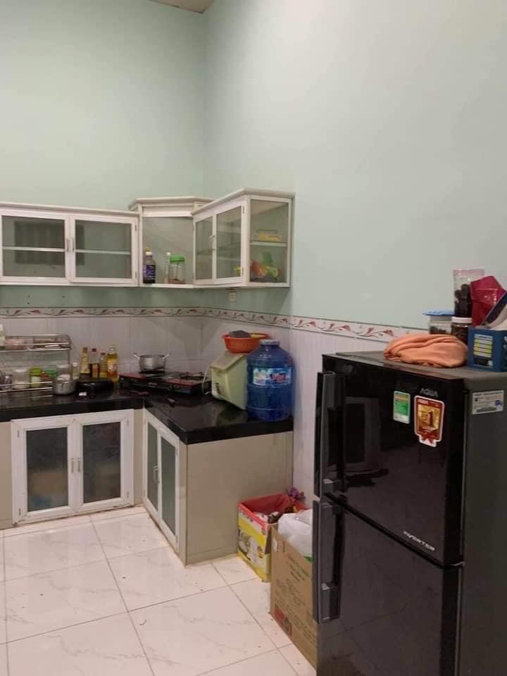 Bán nhà phước long  5x31m (100m TC). 1pk, 2pn, bếp… Cổng rào kiên cố, sân rộng rãi để ô tô. Mặt tiền đường nhựa lộ giới 18m gần trường học .Giá 1 tỉ 350