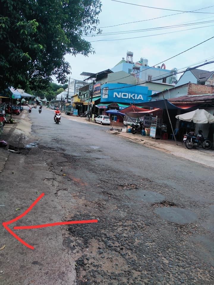 Bán đất ngay chợ Bl giá 700tr dt 5,3×28