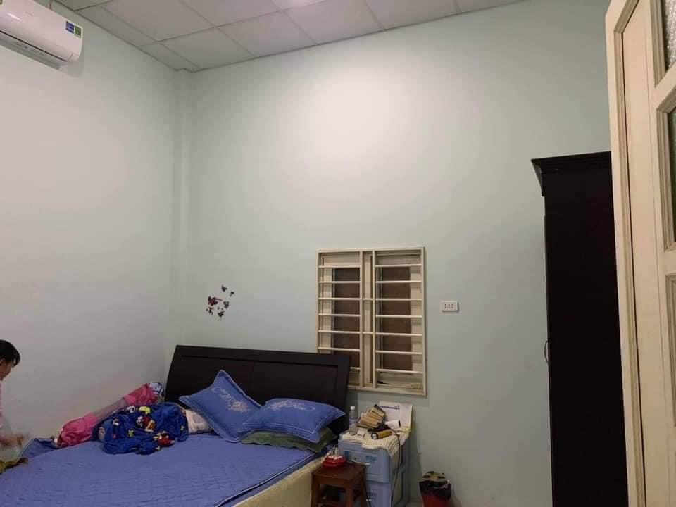Bán nhà phước long  5x31m (100m TC). 1pk, 2pn, bếp… Cổng rào kiên cố, sân rộng rãi để ô tô. Mặt tiền đường nhựa lộ giới 18m gần trường học .Giá 1 tỉ 350