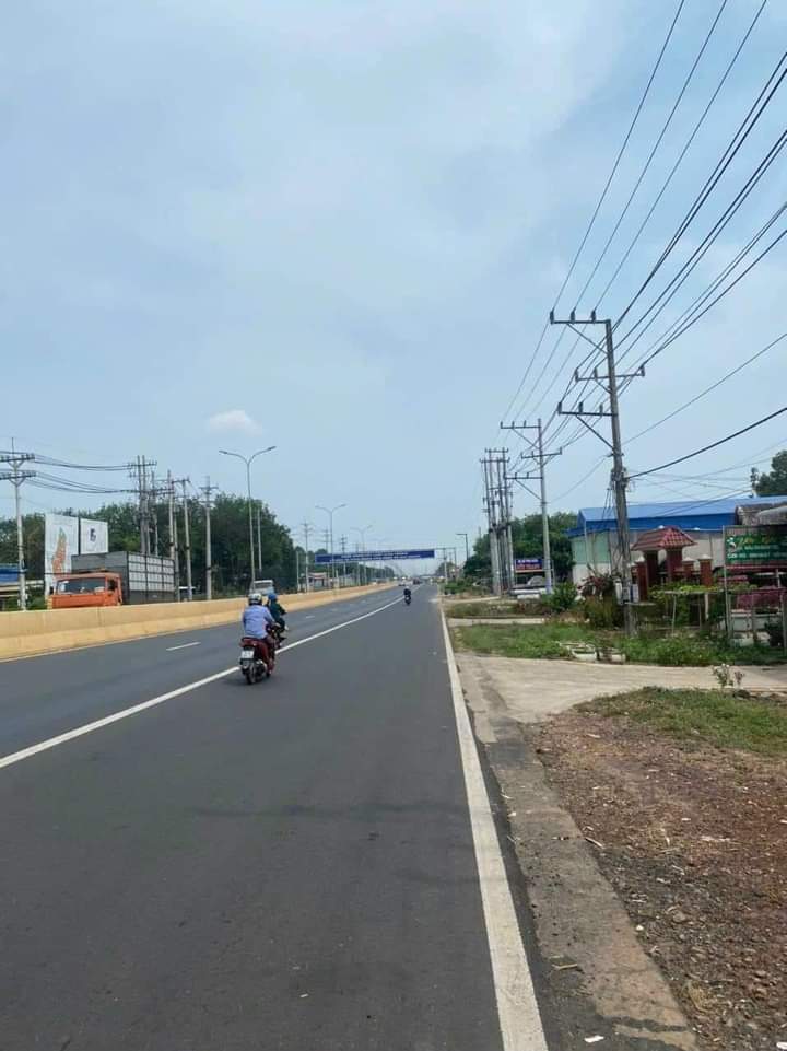 Bán đất Lai Hưng giá 3tỉ950 dt 10*85*100tc