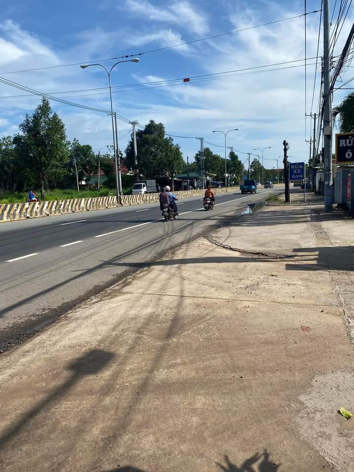 Bán đất Lai Uyên giá 660tr dt 5,3*106*300tc