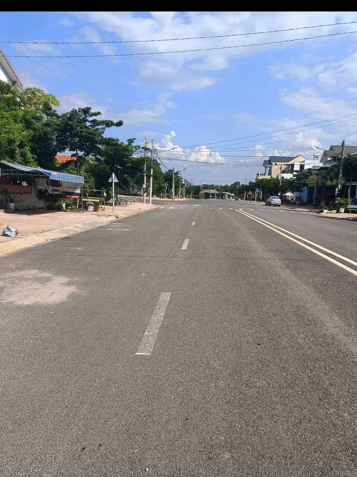 Bán đất phường Tân Phú giá 3tỷ300 dt 6×22×full tc